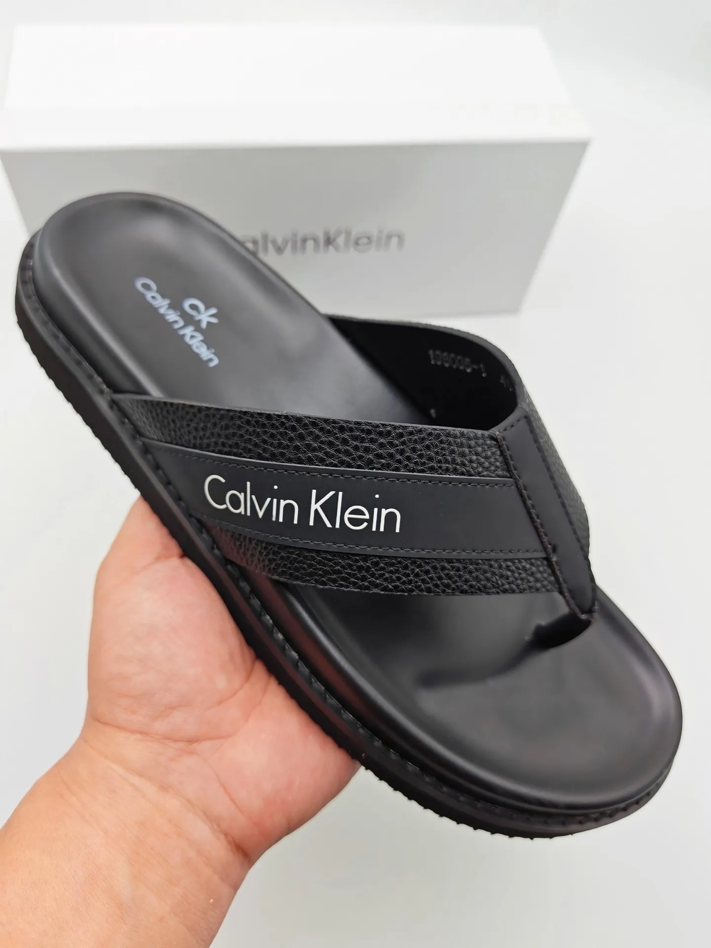 Men's shoes 💰300 Calvin Klein CK men's slippers, the upper of this slipper is made of imported cowhide, and the sole is also imported new EVA material. The foamed ultra-light outsole is more non-slip, three-dimensional and skin-friendly. Available from stock, long-term availability, Size: 38-46 yards.